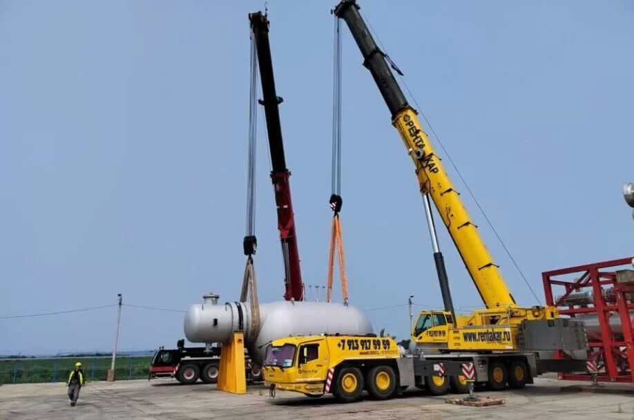 Автокраны Рента Кар на разгрузке оборудования в г. Свободный